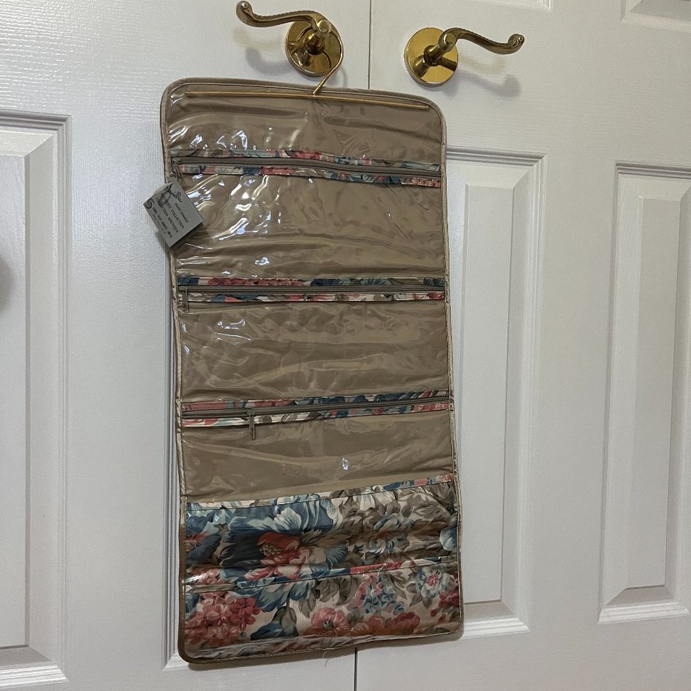 💛 3/$35 NWOT Danielle hanging roll up makeup organizer and travel bag